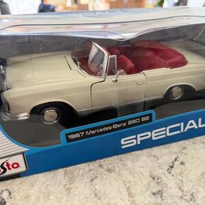 Maisto 1967 Mercedes-Benz 280 SE Diecast Model 1/18 scale diecast